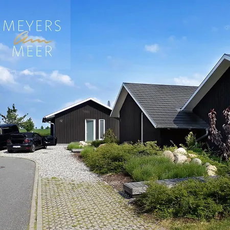 Schwarzes Holzferienhaus: Baltic Sea Sauna Retreat Holiday home Zierow