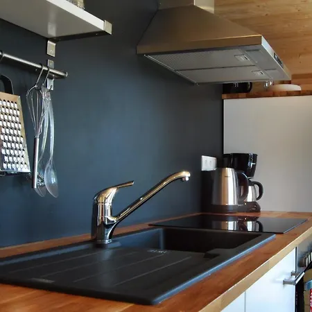 Schwarzes Holzferienhaus: Baltic Sea Sauna Retreat