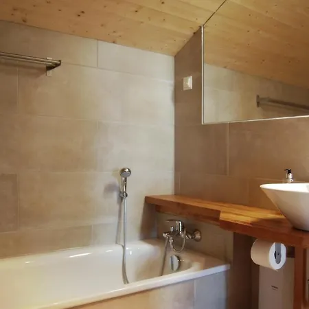 Schwarzes Holzferienhaus: Baltic Sea Sauna Retreat
