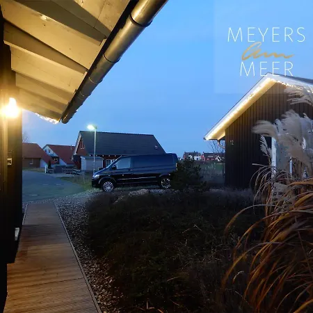Schwarzes Holzferienhaus: Baltic Sea Sauna Retreat