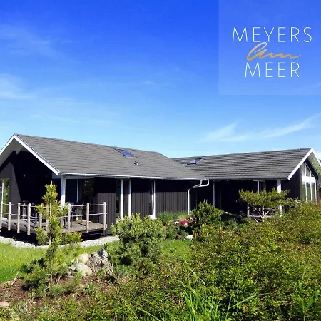 Schwarzes Holzferienhaus: Baltic Sea Sauna Retreat Zierow