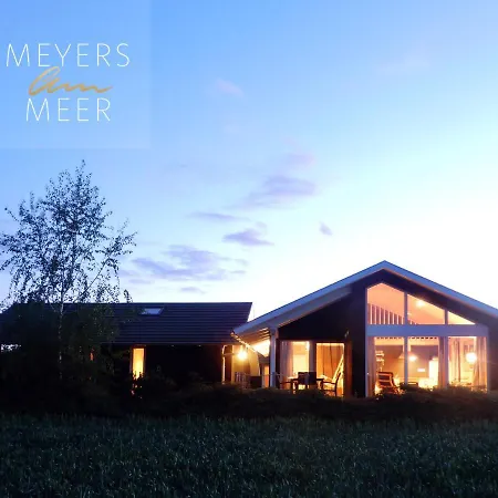 Schwarzes Holzferienhaus: Baltic Sea Sauna Retreat * Zierow