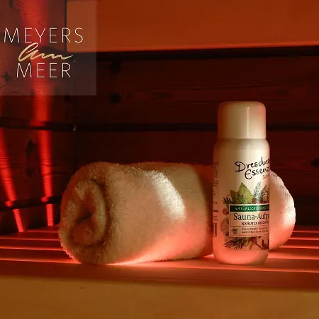 Schwarzes Holzferienhaus: Baltic Sea Sauna Retreat *
