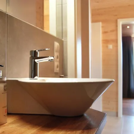 Schwarzes Holzferienhaus: Baltic Sea Sauna Retreat Holiday home *