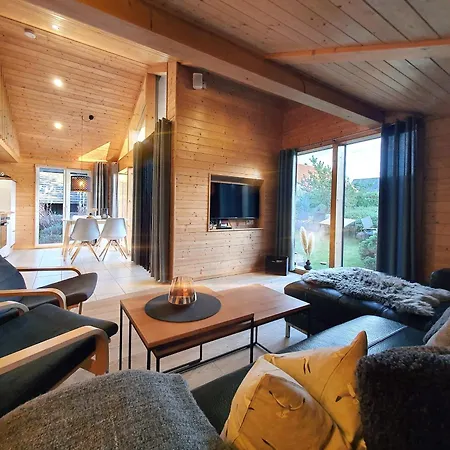 Schwarzes Holzferienhaus: Baltic Sea Sauna Retreat Holiday home Zierow