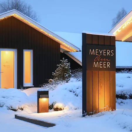 Schwarzes Holzferienhaus: Baltic Sea Sauna Retreat *