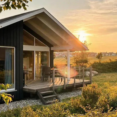 Schwarzes Holzferienhaus: Baltic Sea Sauna Retreat * Zierow