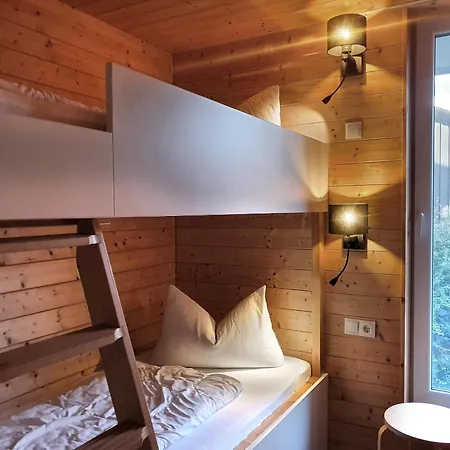 Schwarzes Holzferienhaus: Baltic Sea Sauna Retreat *
