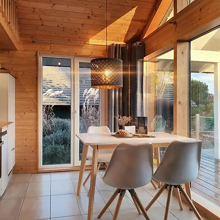 Schwarzes Holzferienhaus: Baltic Sea Sauna Retreat * Zierow